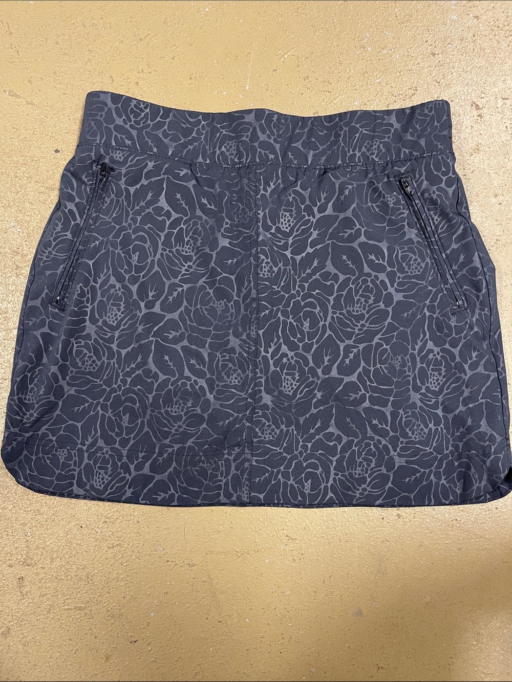 Orvis Classic Collection Black Rose Embossed Print  Skort Small